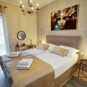 Luxury 4seasons With Garage Apartment